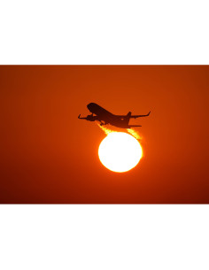 Un avion se détache contre un coucher de soleil vibrant, capture au Sony FE 400-800mm f/6.3-8 G OSS Un avion se détache contre un coucher de soleil vibrant, capture au Sony FE 400-800mm f/6.3-8 G OSS