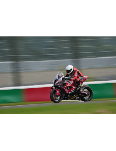 Un motard en pleine vitesse sur circuit, ambiance sportive dynamique, ciel nuageu, capture au Sony FE 400-800mm f/6.3-8 G OSS Un motard en pleine vitesse sur circuit, ambiance sportive dynamique, ciel nuageu, capture au Sony FE 400-800mm f/6.3-8 G OSS