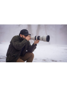 Photographe en pleine action dans un environnement enneigé, capture au Sony FE 400-800mm f/6.3-8 G OSS Photographe en pleine action dans un environnement enneigé, capture au Sony FE 400-800mm f/6.3-8 G OSS