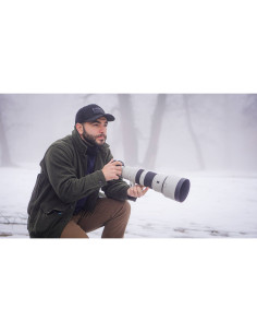 Photographe en action dans un paysage brumeux, concentré sur sa prise de vue, capture au Sony FE 400-800mm f/6.3-8 G OSS Photographe en action dans un paysage brumeux, concentré sur sa prise de vue, capture au Sony FE 400-800mm f/6.3-8 G OSS
