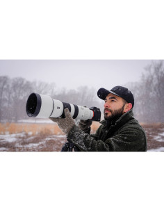 Un homme observe la nature sous la neige, appareil photo en main, ambiance hivern, capture au Sony FE 400-800mm f/6.3-8 G OSS Un homme observe la nature sous la neige, appareil photo en main, ambiance hivern, capture au Sony FE 400-800mm f/6.3-8 G OSS