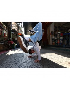 Danseur en pleine action dans une rue animée, ambiance urbaine, capture au Canon RF 20mm f/1.4 L VCM – Objectif grand-angle p Danseur en pleine action dans une rue animée, ambiance urbaine, capture au Canon RF 20mm f/1.4 L VCM – Objectif grand-angle p