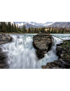 Cascada rodeada de árboles y montañas, creando una atmósfer, capturado con Tamron 16-30mm f/2.8 Di III VXD G2 montura Nikon Z Cascada rodeada de árboles y montañas, creando una atmósfer, capturado con Tamron 16-30mm f/2.8 Di III VXD G2 montura Nikon Z