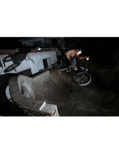 Un cycliste effectue un saut dans un skatepark nocturne sous un é, capture au Tamron 16-30mm f/2.8 Di III VXD G2 pour Nikon Z Un cycliste effectue un saut dans un skatepark nocturne sous un é, capture au Tamron 16-30mm f/2.8 Di III VXD G2 pour Nikon Z