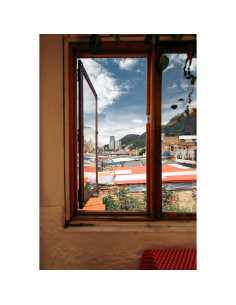 Vista de la ciudad desde una ventana con luz natural, capturado con Tamron 16-30mm f/2.8 Di III VXD G2 montura Nikon Z Vista de la ciudad desde una ventana con luz natural, capturado con Tamron 16-30mm f/2.8 Di III VXD G2 montura Nikon Z