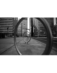 Vista urbana con anillos metálicos en primer plano y edific, capturado con Tamron 16-30mm f/2.8 Di III VXD G2 montura Nikon Z Vista urbana con anillos metálicos en primer plano y edific, capturado con Tamron 16-30mm f/2.8 Di III VXD G2 montura Nikon Z