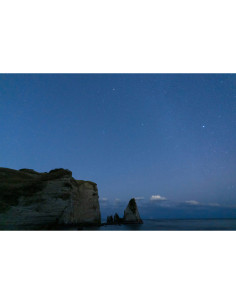 Paisaje nocturno con formaciones rocosas y estrellas, capturado con Tamron 16-30mm f/2.8 Di III VXD G2 montura Nikon Z Paisaje nocturno con formaciones rocosas y estrellas, capturado con Tamron 16-30mm f/2.8 Di III VXD G2 montura Nikon Z