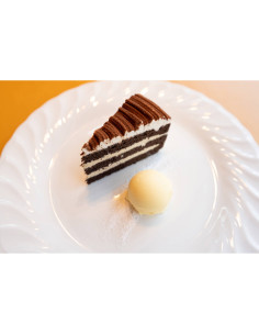 Pastel de chocolate en un plato blanco con bola de helado, capturado con Tamron 16-30mm f/2.8 Di III VXD G2 montura Nikon Z Pastel de chocolate en un plato blanco con bola de helado, capturado con Tamron 16-30mm f/2.8 Di III VXD G2 montura Nikon Z