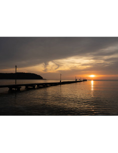 Atardecer en un muelle con reflejos en el agua, capturado con Tamron 16-30mm f/2.8 Di III VXD G2 montura Nikon Z Atardecer en un muelle con reflejos en el agua, capturado con Tamron 16-30mm f/2.8 Di III VXD G2 montura Nikon Z