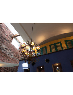 Intérieur chaleureux avec un lustre élégant et des murs colorés, capture au Tamron 16-30mm f/2.8 Di III VXD G2 pour Nikon Z Intérieur chaleureux avec un lustre élégant et des murs colorés, capture au Tamron 16-30mm f/2.8 Di III VXD G2 pour Nikon Z