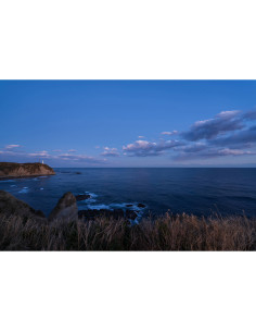 Côte rocheuse au coucher du soleil avec mer calme et nuages, capture au Tamron 16-30mm f/2.8 Di III VXD G2 pour Nikon Z Côte rocheuse au coucher du soleil avec mer calme et nuages, capture au Tamron 16-30mm f/2.8 Di III VXD G2 pour Nikon Z