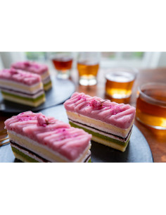 Vista de pasteles coloridos en un entorno acogedor con taza, capturado con Tamron 16-30mm f/2.8 Di III VXD G2 montura Nikon Z Vista de pasteles coloridos en un entorno acogedor con taza, capturado con Tamron 16-30mm f/2.8 Di III VXD G2 montura Nikon Z
