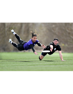 Deux joueurs en plein saut lors d'un match d'ultimate frisbee sur un ter, capture au Nikon Z8 - Appareil Hybride Plein Format