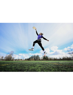 Un athlète en plein saut sur un terrain de sport, ciel dégagé, capture au Nikon Z8 - Appareil Hybride Plein Format