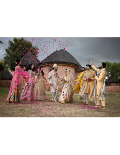 Groupe de personnes en tenue traditionnelle célébrant avec des pétales d, capture au Nikon Z8 - Appareil Hybride Plein Format