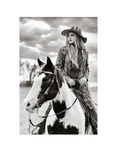 Femme en chapeau sur un cheval dans un paysage paysager, capture au Nikon Z8 - Appareil Hybride Plein Format