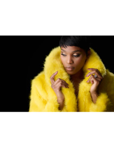 Femme au manteau jaune en pose contemplative, capture au Nikon Z8 - Appareil Hybride Plein Format