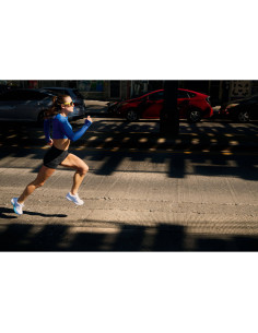 Una mujer corriendo bajo la luz del sol con sombras en el suelo, capturado con Nikon NIKKOR Z 24-70mm f/2.8 S II Una mujer corriendo bajo la luz del sol con sombras en el suelo, capturado con Nikon NIKKOR Z 24-70mm f/2.8 S II