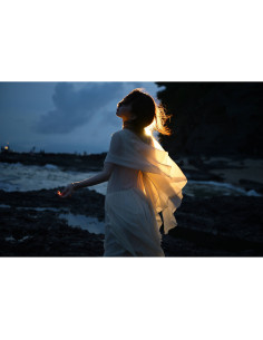 Mujer en la costa al atardecer, ropa ligera ondeando al viento, capturado con Nikon NIKKOR Z 24-70mm f/2.8 S II Mujer en la costa al atardecer, ropa ligera ondeando al viento, capturado con Nikon NIKKOR Z 24-70mm f/2.8 S II