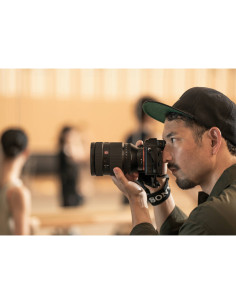Un fotógrafo atento captura el momento en un estudio; luz suave y ambiente creativo, capturado con Sony FE 28-70mm f/2 GM Un fotógrafo atento captura el momento en un estudio; luz suave y ambiente creativo, capturado con Sony FE 28-70mm f/2 GM