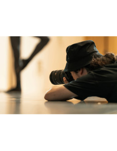 Fotógrafo capturando una imagen de un bailarín en un entorno íntimo, capturado con Sony FE 28-70mm f/2 GM Fotógrafo capturando una imagen de un bailarín en un entorno íntimo, capturado con Sony FE 28-70mm f/2 GM