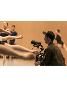 Un fotógrafo captura un ensayo de ballet con bailarinas en acción y un fondo minimalist, capturado con Sony FE 28-70mm f/2 GM Un fotógrafo captura un ensayo de ballet con bailarinas en acción y un fondo minimalist, capturado con Sony FE 28-70mm f/2 GM