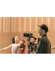 Fotógrafo con cámara en un entorno de danza, capturado con Sony FE 28-70mm f/2 GM Fotógrafo con cámara en un entorno de danza, capturado con Sony FE 28-70mm f/2 GM
