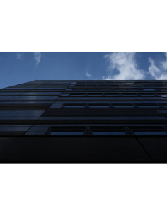 Edificio moderno bajo un cielo nublado, capturado con Sony FE 28-70mm f/2 GM Edificio moderno bajo un cielo nublado, capturado con Sony FE 28-70mm f/2 GM