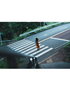 Una mujer con un vestido largo camina por un paso peatonal en un entorno urbano, capturado con Sony FE 28-70mm f/2 GM Una mujer con un vestido largo camina por un paso peatonal en un entorno urbano, capturado con Sony FE 28-70mm f/2 GM