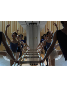Bailarinas en una clase de danza, en un ambiente de estudio con luz suave, capturado con Sony FE 28-70mm f/2 GM Bailarinas en una clase de danza, en un ambiente de estudio con luz suave, capturado con Sony FE 28-70mm f/2 GM