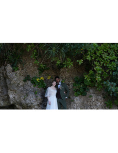 Un couple heureux près d'une falaise verdoyante, ambiance romantique et naturelle, capture au Sony FE 50-150mm f/2 GM
