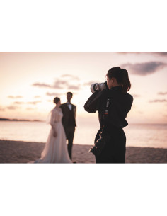 Photographe capturant un couple sur la plage au coucher de soleil, capture au Sony FE 50-150mm f/2 GM