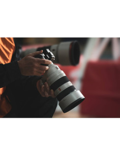 Persona sosteniendo una cámara en un entorno creativo, capturado con Sony FE 50-150mm f/2 GM