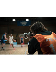 Fotógrafo enfocado en la acción de un partido de baloncesto, capturado con Sony FE 50-150mm f/2 GM