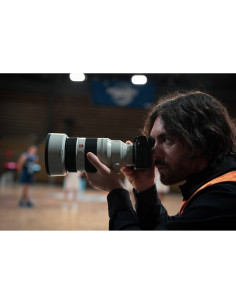 Photographe en action, capturant un événement sportif en intérieur, ambiance dynamique et, capture au Sony FE 50-150mm f/2 GM