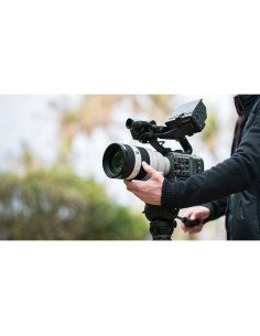 Photographe en extérieur avec caméra et objectif pro, capture au Sony FE 50-150mm f/2 GM