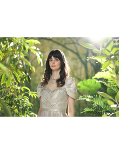Mujer con vestido elegante en un entorno natural, luz suave filtrada entre las hojas, capturado con Canon RF 85mm f/1.4 L VCM Mujer con vestido elegante en un entorno natural, luz suave filtrada entre las hojas, capturado con Canon RF 85mm f/1.4 L VCM