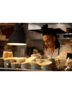 Un cuisinier prépare des plats dans une ambiance chaleureuse et moderne, capture au Canon RF 85mm f/1.4 L VCM Un cuisinier prépare des plats dans une ambiance chaleureuse et moderne, capture au Canon RF 85mm f/1.4 L VCM