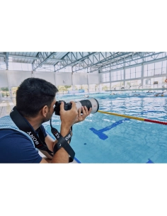 Photographe capturant des moments au bord d'une piscine, capture au Sony Alpha 1 II