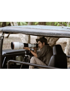 Photographe utilisant un téléobjectif depuis un véhicule tout-terrain dans un environnement natur, capture au Sony Alpha 1 II