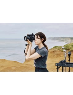 Femme photographiant le paysage côtier avec un fond marin, capture au Sony Alpha 1 II