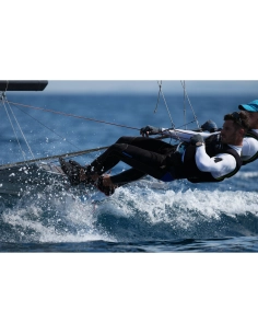 Deux marins en action sur un bateau à voile, silhouette dynamique sur l'eau, capture au Sony Alpha 1 II