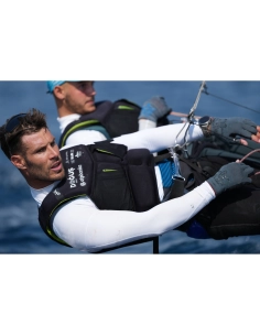 Deux sportifs en train de faire de la planche à voile sur l'eau, concentrés et en action, capture au Sony Alpha 1 II