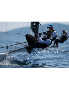Deux marins concentrés sur un bateau à voile, naviguant sur des eaux claires sous un ciel ensolei, capture au Sony Alpha 1 II