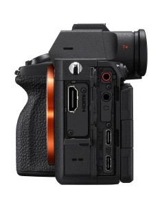 Sony Alpha 7 V con conexiones visibles y diseño ergonómico grande Sony Alpha 7 V con conexiones visibles y diseño ergonómico grande