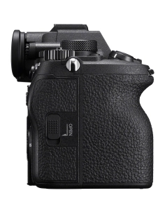 Vue de côté du Sony Alpha 7 V, appareil hybride plein format avec design ergonomique, boutons et gripp texturé Vue de côté du Sony Alpha 7 V, appareil hybride plein format avec design ergonomique, boutons et gripp texturé