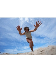 Homme courant sur la plage sous un ciel bleu avec des nuages, capture au Sony Alpha 7 V – Appareil Hybride Plein Format Homme courant sur la plage sous un ciel bleu avec des nuages, capture au Sony Alpha 7 V – Appareil Hybride Plein Format