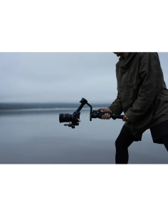 Photographe en action près d'un plan d'eau avec une lumière douce, capture au Sony Alpha 7 V – Appareil Hybride Plein Format Photographe en action près d'un plan d'eau avec une lumière douce, capture au Sony Alpha 7 V – Appareil Hybride Plein Format