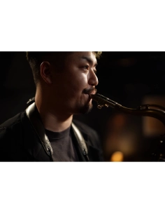 Músico tocando saxofón en un ambiente musical y acogedor, capturado con Sony Alpha 7 V – Cámara sin espejo Full Frame Músico tocando saxofón en un ambiente musical y acogedor, capturado con Sony Alpha 7 V – Cámara sin espejo Full Frame