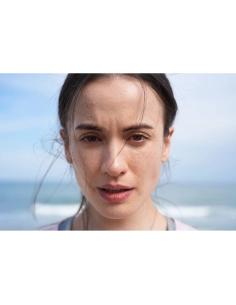 Mujer mirando hacia la cámara, con el mar al fondo y una luz sua, capturado con Sony Alpha 7 V – Cámara sin espejo Full Frame Mujer mirando hacia la cámara, con el mar al fondo y una luz sua, capturado con Sony Alpha 7 V – Cámara sin espejo Full Frame